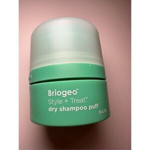 Briogeo Style + Treat Non-Aerosol & Talc-Free Dry Shampoo Powder Puff